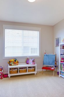 Прост бял таван в детска стая