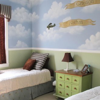 Боядисани стени и таван в детска стая