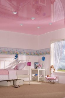 Разтеглив розов таван в детската стая за момичето