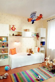 Бял таван в малка детска стая
