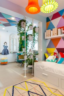 Ярък многоцветен таван в дизайна на детската стая