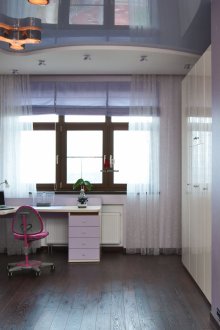 Син и бял таван на две нива в детската стая