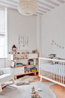 Раиран бежов и бял таван в детската стая