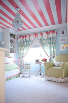 Раиран коралов бял таван в детската стая