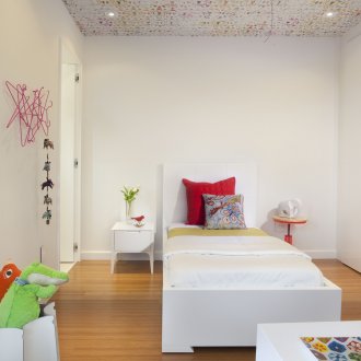 Малък таван за печат в светла детска стая