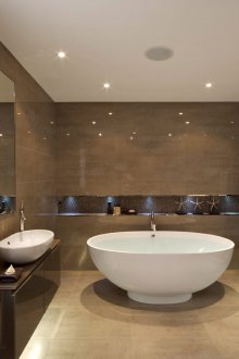 Кръгла голяма вана в банята