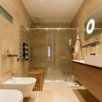 Тясна бежова баня