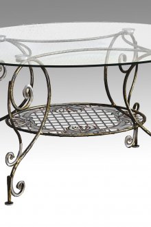 Кована маса с овален стъклен плот