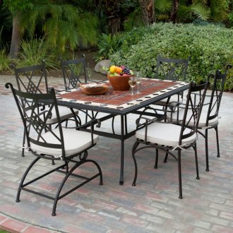 Голяма маса и столове от ковано желязо на терасата
