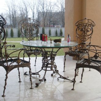 Класическа маса и столове от ковано желязо на терасата