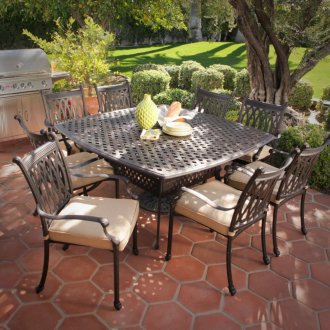 Квадратна кована маса и столове на парцела