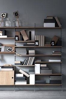 Кафява касичка в сив интериор