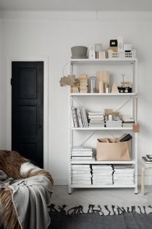 Бял метален стелаж в скандинавски интериор