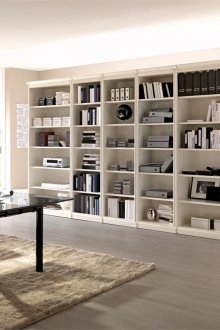 Бяла шкафче за книги в интериора на офиса