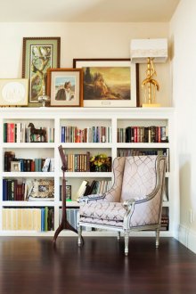 Бял рафт в хол в стил арт деко