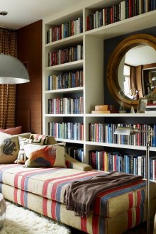 Голяма шкафче за книги в интериора