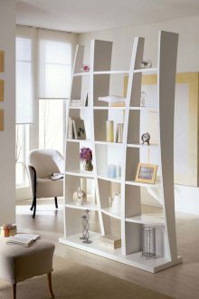 Бял стелаж за зониране на хола