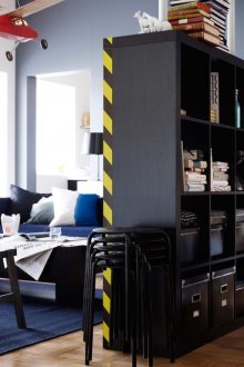 Черен багажник за зониране на апартамента