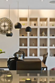 Стилен интегриран рафт в интериора на кухнята