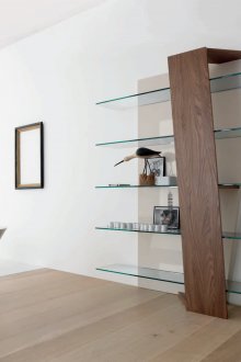 Моден багажник в интериора на банята