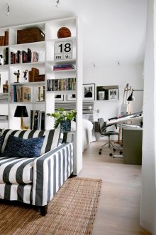 Бял багажник в зонирането на апартамента