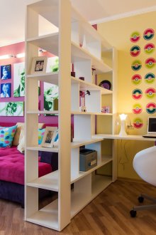 Бяла шкафче за книги в хола