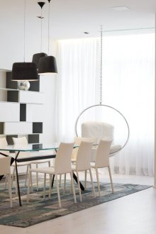 Черно-бели стелажи в хола-трапезарията