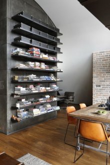Черен рафт в интериор в стил лофт
