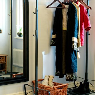 Черен метален багажник за палто