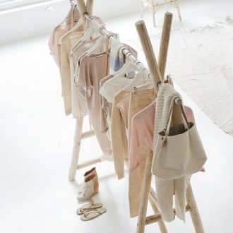 Оригинална дървена закачалка