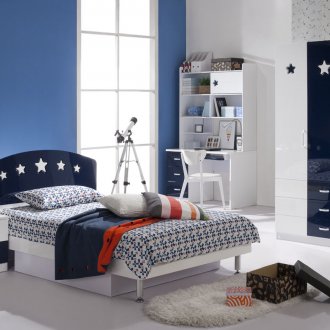 Бели и сини лъскави мебели в детската стая