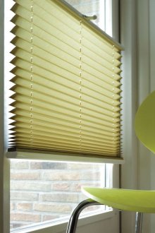 Светлозелени щори плисирани в интериора