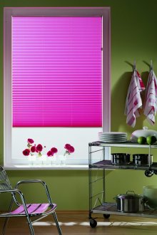 Розови плисирани щори в интериора