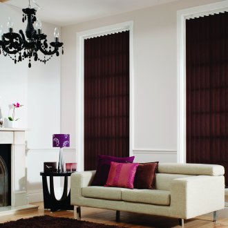 Кафяви вертикални щори в хола