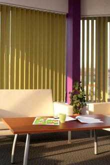 Жълти вертикални щори във всекидневната