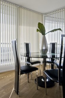 Бели вертикални щори в трапезарията