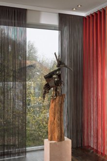 Необичайни многоцветни вертикални щори в интериора