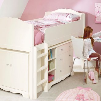 Кремово таванско легло в детската стая за момичето