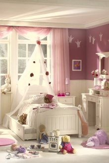 Бели мебели в стая за малко момиченце