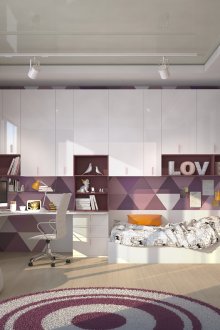 Красиви шкафове с лъскави мебели в стаята на тийнейджърка