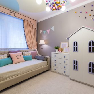 Момичешка стая в пастелни цветове.