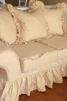 Sarung cantik berwarna kuning pada sofa kecil