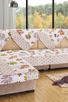 Pelbagai warna di sofa sudut di ruang tamu