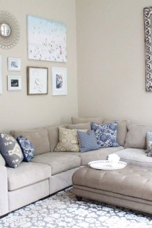 Сиви и пастелни цветове в хола.