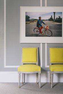 Сиви и жълти цветове в интериора