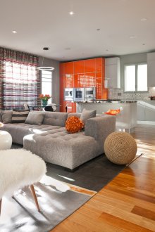 Сиви и оранжеви цветове в интериора