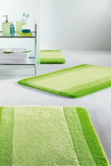 Зелен килим в банята
