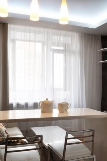 Кухня с бар за закуска и диван