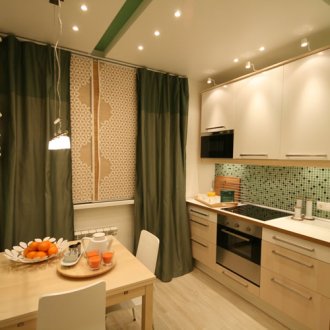 Уютна кухня с диван