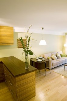 Голяма кухня-хол с полуостров